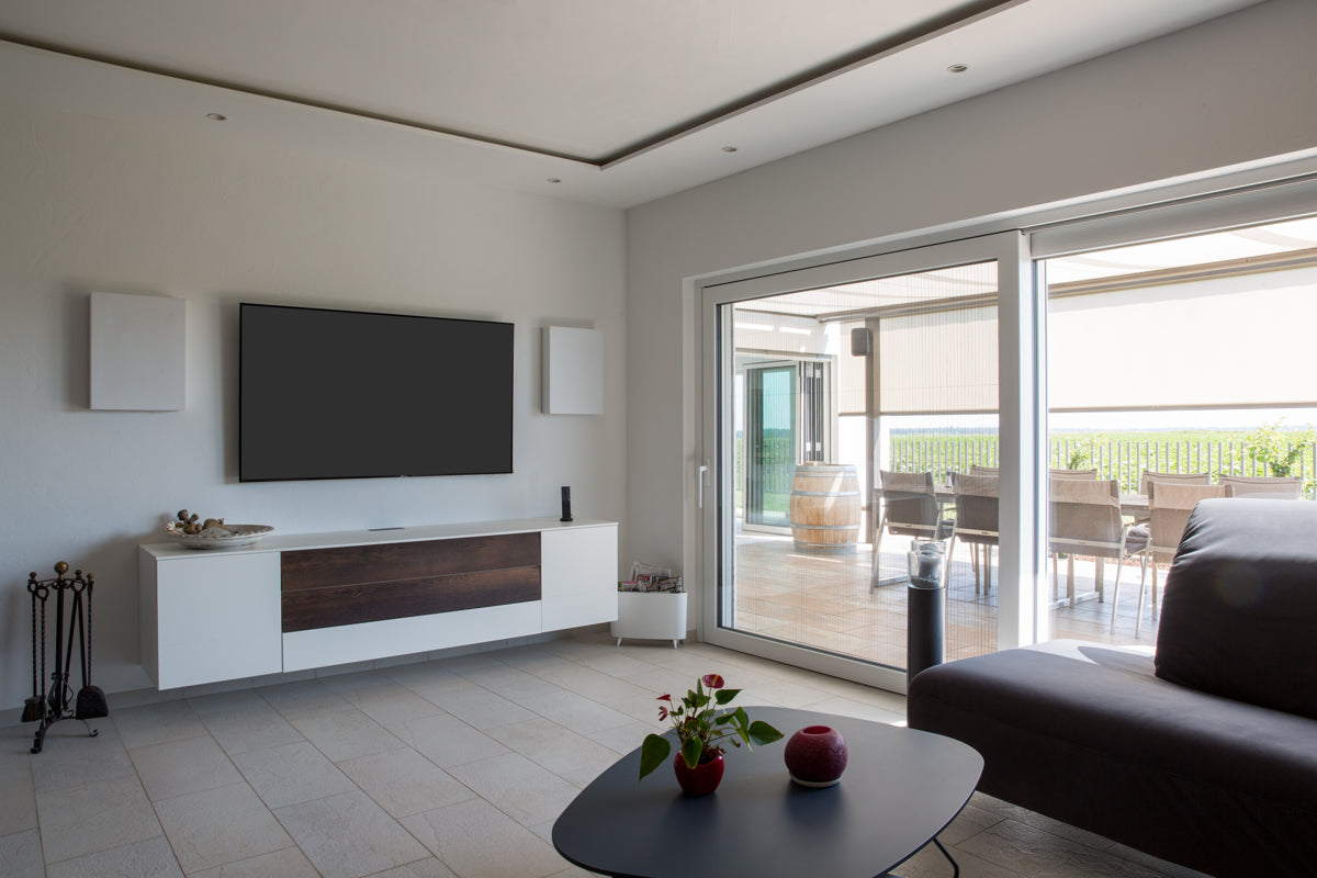 Wohnraum mit wandbündig integrierter Medientechnik