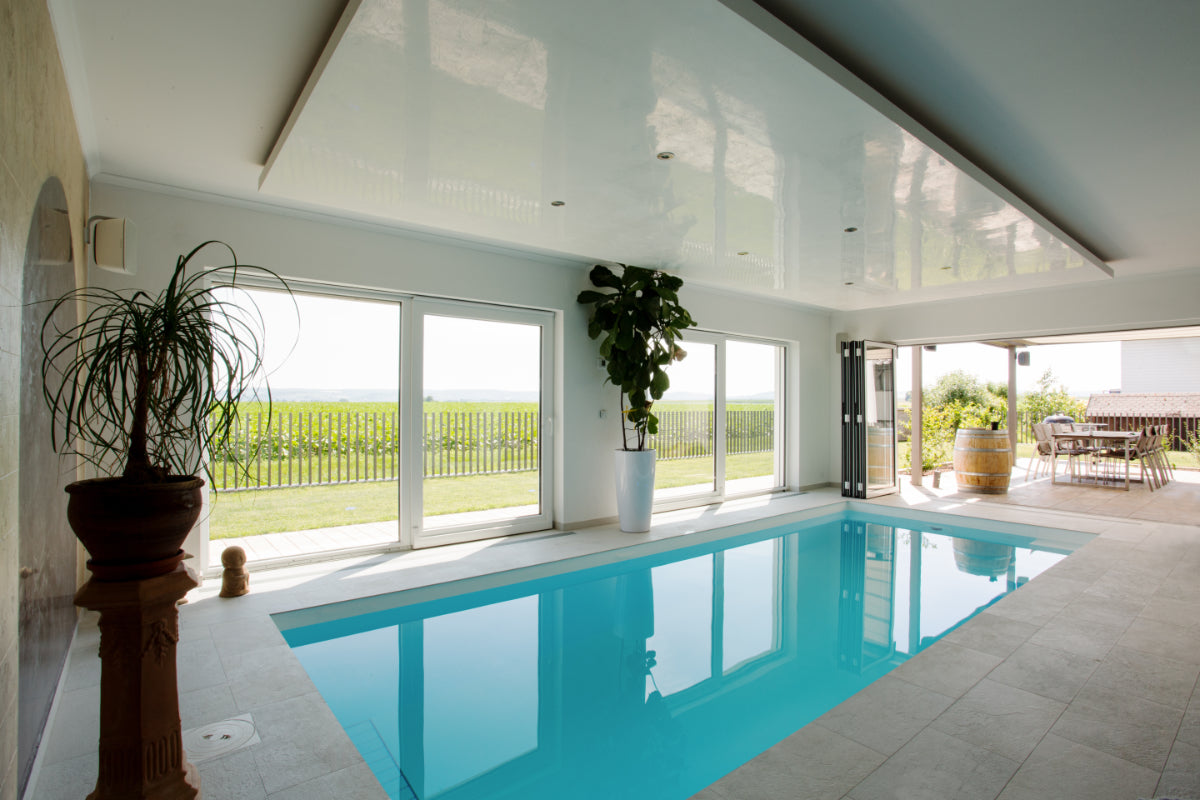 Innenpool einer Privatvilla mit wasserfester Beschallung