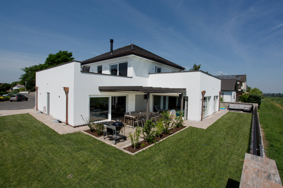 Außenansicht der Privatvilla mit Terrasse