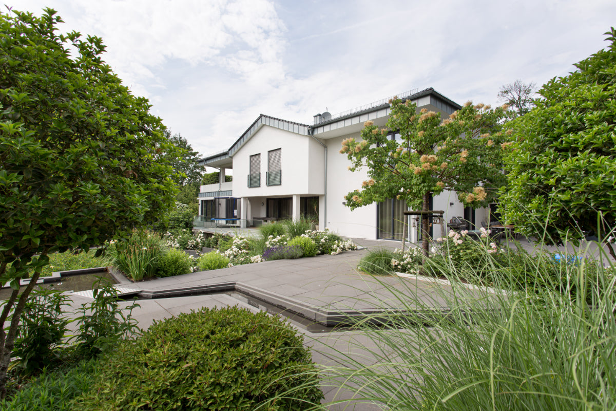 Gartenanlage eines Wohnhauses mit versteckten Aussenlautsprechern