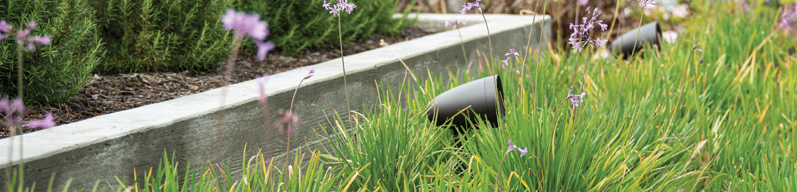 Gartenlautsprecher zwischen Sträuchern