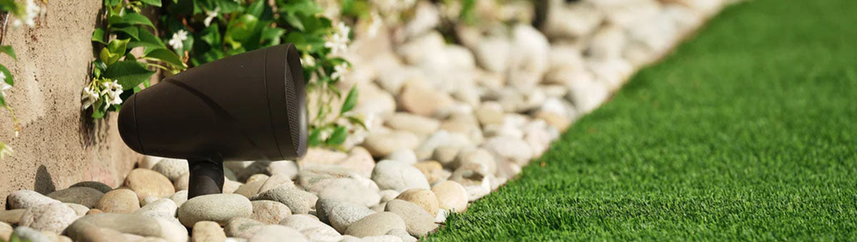 Gerichteter Erdspieß-Lautsprecher im Garten